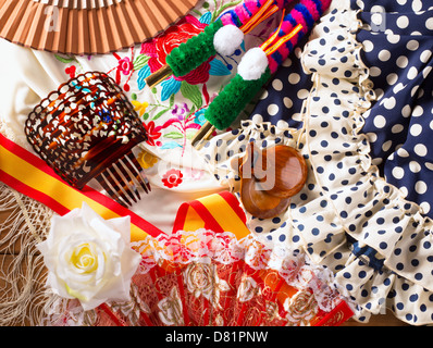 Typique de l'Espagne Espana castagnettes avec ventilateur rose robe flamenco et torero comb Banque D'Images