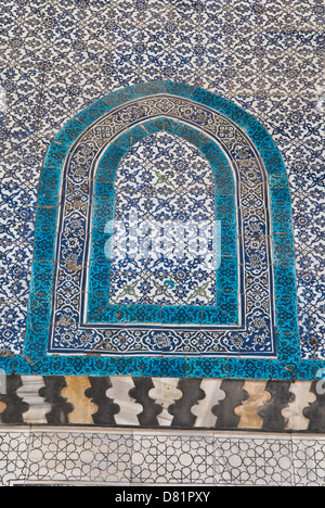 Beitt (Bait) Joumblatt, Alep, Syrie. Un mur d'un ancien palais ottoman du 16ème siècle décorée avec des carreaux à motifs et couleurs. Banque D'Images