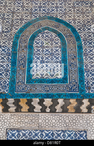 Beitt (Bait) Joumblatt, Alep, Syrie. Un mur d'un ancien palais ottoman du 16ème siècle décorée avec des carreaux à motifs et couleurs. Banque D'Images