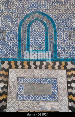 Beitt (Bait) Joumblatt, Alep, Syrie. Un mur d'un ancien palais ottoman du 16ème siècle décorée avec des carreaux à motifs et couleurs. Banque D'Images