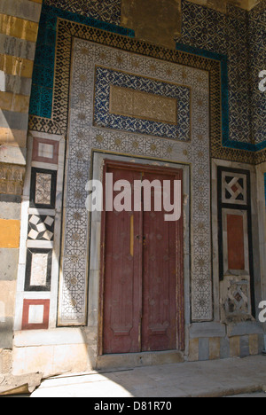 Beitt (Bait) Joumblatt, Alep, Syrie. Iwan d'un ancien palais ottoman du 17ème siècle décorée avec des carreaux à motifs et couleurs. Banque D'Images