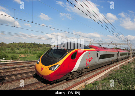 Train à grande vitesse ( Virgin Trains Pendolino) en Royaume-Uni Banque D'Images