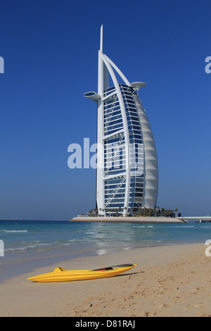 Conçu pour ressembler à une voile gonflée, Burj Al Arab s'élève à une hauteur de 321 mètres Banque D'Images