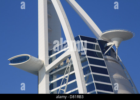 Conçu pour ressembler à une voile gonflée, Burj Al Arab s'élève à une hauteur de 321 mètres Banque D'Images