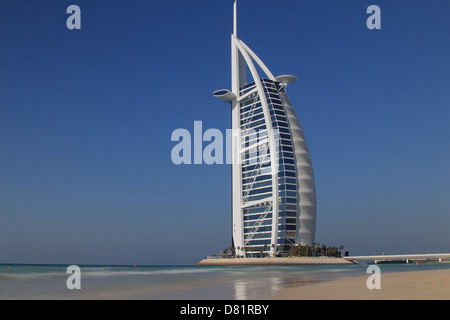 Conçu pour ressembler à une voile gonflée, Burj Al Arab s'élève à une hauteur de 321 mètres Banque D'Images