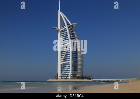 Conçu pour ressembler à une voile gonflée, Burj Al Arab s'élève à une hauteur de 321 mètres Banque D'Images