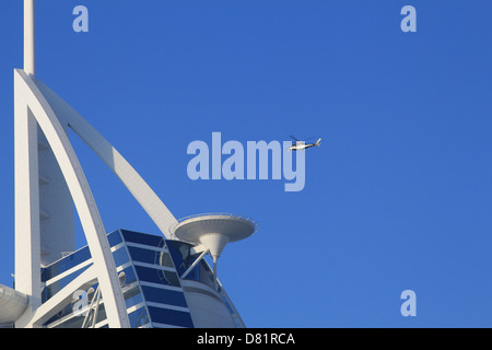 Conçu pour ressembler à une voile gonflée, Burj Al Arab s'élève à une hauteur de 321 mètres Banque D'Images