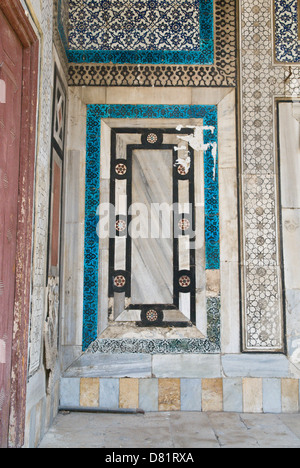 Beitt (Bait) Joumblatt, Alep, Syrie. Un palais ottoman du 17ème siècle avec des carreaux à motifs et de couleur, en mauvais état. Banque D'Images