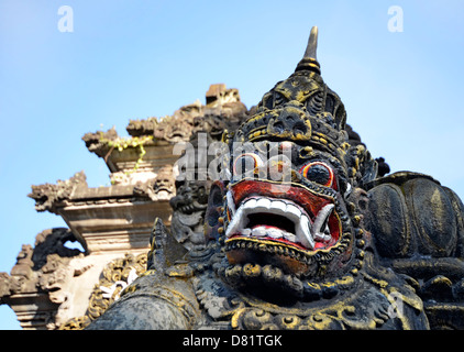 Pierre effrayant masque barong à entrée à Tanah Lot, Bali Indonésie Banque D'Images