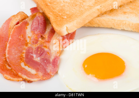 Oeufs au plat, du bacon et des toasts. Repas Petit déjeuner. Banque D'Images