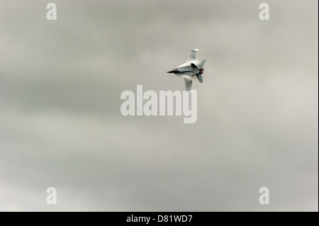 Un F/A-18 passe par l'épreuve dans le cadre d'un salon en Australie. Banque D'Images
