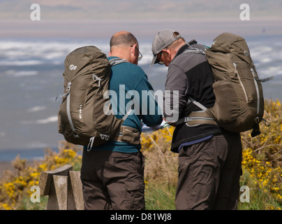 Deux randonneurs contrôle de la carte, South West Coast Path, Devon, UK 2013 Banque D'Images