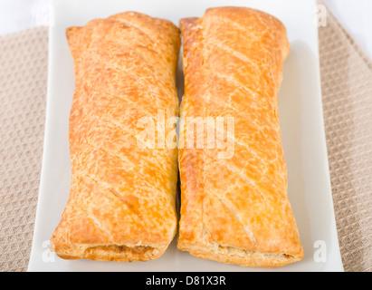 - Rouleaux de saucisses saucisse fraîchement cuits - Rouleaux de viande de saucisse enveloppée de pâte feuilletée. Banque D'Images