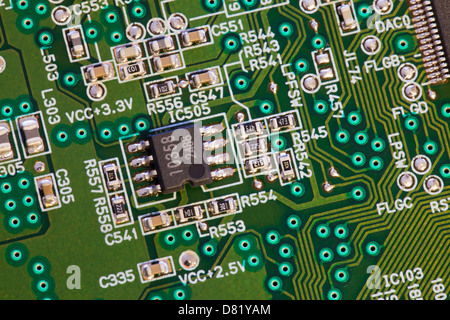 Closeup détail de puce sur la carte de circuit imprimé Banque D'Images