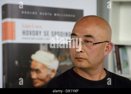 L'écrivain et dissident chinois Liao Yiwu a présenté ses livres pendant livre festival World Prague, République tchèque, le 17 mai 2013. (Photo/CTK Michal Kamaryt) Banque D'Images