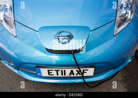 Une Nissan Leaf, une voiture électrique à une station de rechargement de la chaussée à Londres. Banque D'Images