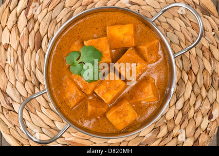 Shahi Makhani Paneer ou Paneer (Paneer Butter Masala) - Indian curry fromage servi dans un plat de Balti Banque D'Images