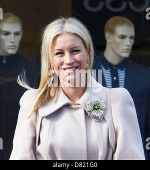 Denise Van Outen arrive avec sa fille Betsy à Bella Sorella où elle sera la vente de gâteaux avec Lydia Rose brillant pour Banque D'Images