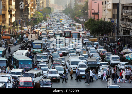 Un fort trafic sur Ramses Street, Le Caire Egypte Banque D'Images