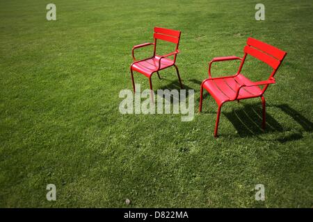 Chaises rouges sont situés sur une prairie d'herbe à l'International Garden Show (IGS) à Hambourg, Allemagne, le 17 mai 2013. L'IGS s'attend à ce que de nombreux visiteurs sur la Pentecôte vacances. Photo : Christian Charisius Banque D'Images