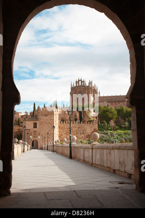 Toledo - San Martin de formulaire Outlook s'épouse ou pont de San Martin au monastère de saint Jean de la Roi dans la lumière du matin Banque D'Images