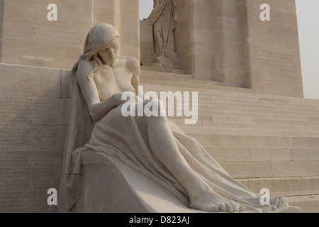 Le monument commémoratif de la crête de Vimy - cette statue représente le deuil les parents du Canada - la femelle. Le mâle est de l'autre côté Banque D'Images