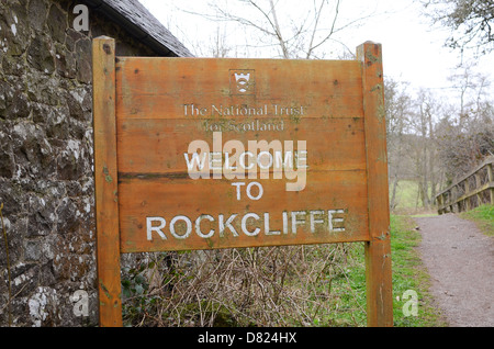 Un 'Bienvenue à Rockcliffe' sign in Dumfries et Galloway, Écosse, Royaume-Uni. Banque D'Images