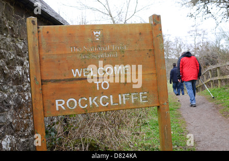 Un 'Bienvenue à Rockcliffe' sign in Dumfries et Galloway, Écosse, Royaume-Uni. Banque D'Images