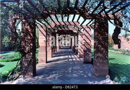 Pergola de grès ou de bosses Mughal Gardens Rashtrapati Bhavan ou President's House par Edwin Lutyens Delhi Inde Banque D'Images