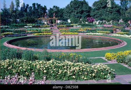 Piscine circulaire dans le Mogul ou Mughal Gardens Rashtrapati Bhavan ou Maison Présidentielle New Delhi Inde Banque D'Images