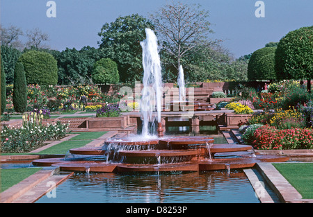 Fontaines au Mogul ou Mughal Gardens Rashtrapati Bhavan ou President's House New Delhi Inde Banque D'Images