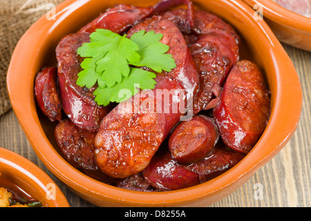 Al Vino de chorizo (saucisse épicée dans le vin rouge). Assiette de tapas espagnoles traditionnelles. Banque D'Images