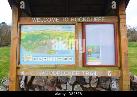 Un 'Bienvenue à Rockcliffe' sign in Dumfries et Galloway, en Écosse. Banque D'Images