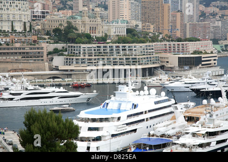 Luxueux yachts amarrés à Monaco Monte Carlo Banque D'Images