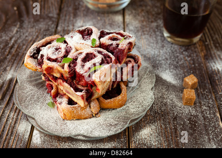 Petits pains à la cerise avec du sucre en poudre, les scones closeup Banque D'Images