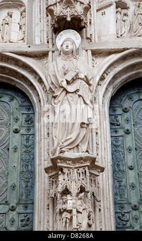 TOLEDO - mars 8 : statue de Vierge Marie portail gothique du sud de cathédrale Primada Santa Maria de Toledo Banque D'Images