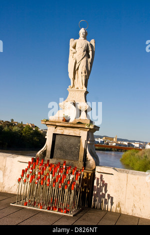 Statue de Saint Raphaël par Bernabe Gomez del Rio le pont romain (Puente Romano) Cordoba andalousie andalousie espagne Europe Banque D'Images