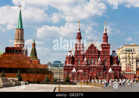 Le musée historique et l'État ( sur la gauche ) le mausolée de Lénine sur la Place Rouge, Moscou, Fédération de Russie Banque D'Images