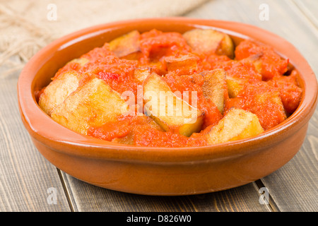 Patatas Bravas - Morceaux de pommes de terre croustillant à la sauce tomate épicée. Assiette de tapas espagnoles traditionnelles. Banque D'Images