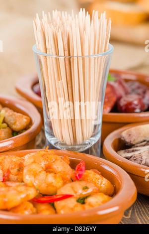 Tapas - cure-dents entouré par des tapas espagnoles traditionnelles Banque D'Images