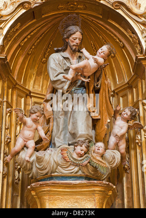 TOLEDO - mars 8 : Saint Joseph statue baroque de l'église Iglesia de San Idefonso le 8 mars 2013 à Tolède, en Espagne. Banque D'Images