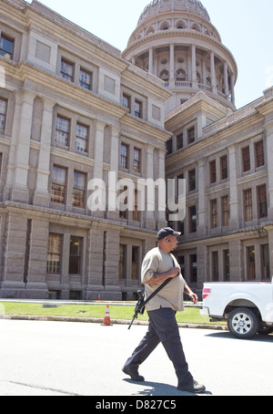 Homme porte un fusil semi-automatique à un pro-gun de l'homme rassemblement à la Capitole du Texas à Austin, Texas Banque D'Images