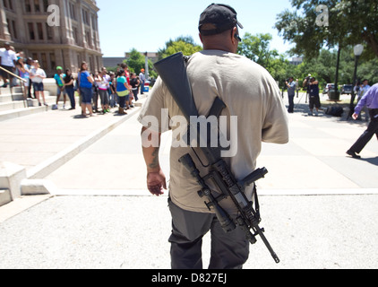 Homme porte un fusil semi-automatique à un pro-gun de l'homme rassemblement à la Capitole du Texas à Austin, Texas Banque D'Images