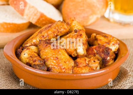 Pollo al ajillo (ailes de poulet à l'ail). Assiette de tapas espagnoles traditionnelles. Banque D'Images