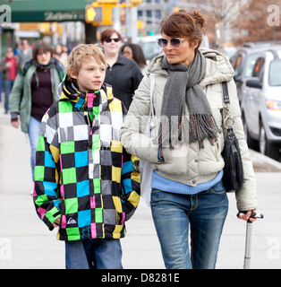 André Vigneau Mingus Lucien et sa mère Helena Christensen Dehors et environ à Greenwich Village, New York City, USA - 18.02.12 Banque D'Images