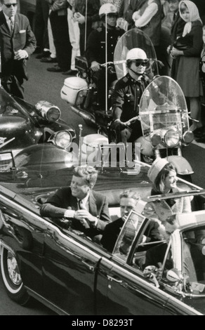 JOHN F. Kennedy (1917-1963) et sa femme Jacqueline avec John Connally, gouverneur du Texas, quelques instants avant son assassinat. Banque D'Images
