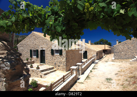 Eglise dans le village ruiné de Paleo Perithia, du nord-est de l'île de Corfou, Grèce. Banque D'Images