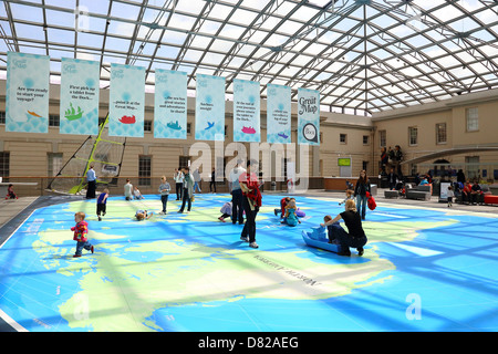 Enfants jouant dans le National Maritime Museum de Greenwich, Londres, Angleterre Banque D'Images