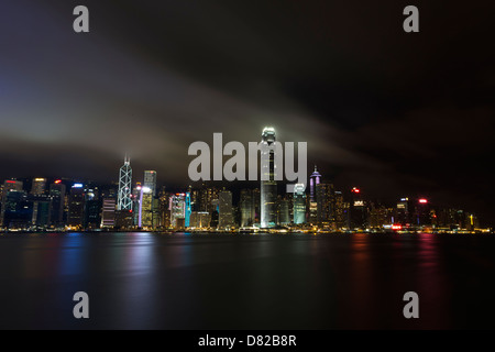 Hong Kong Skyline at night à travers le Victoria Harbour Banque D'Images