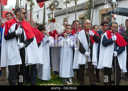 Les garçons et les hommes qui prennent part à la Fleur des torches Festival de Pâques dimanche São Brás de Alportel Algarve Portugal Europe Banque D'Images